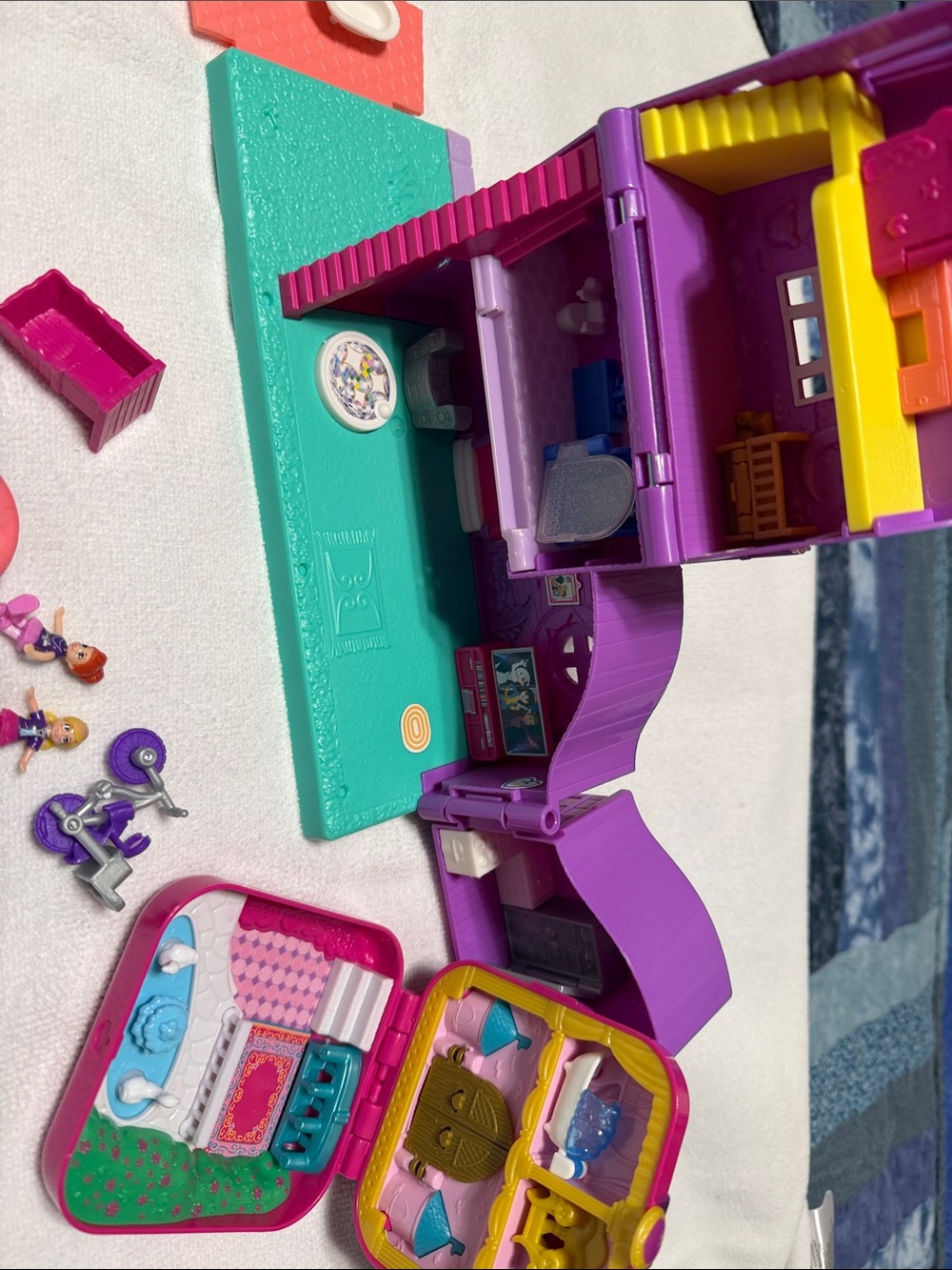 Polly Pocket Foldable Kids Playset in Purple & Teal with Mini Figures